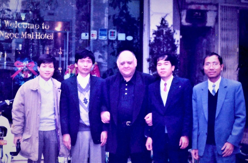 Viện sĩ Azat Khalilovich Mirzajanzade sang thăm các học trò tại Việt Nam năm 1997