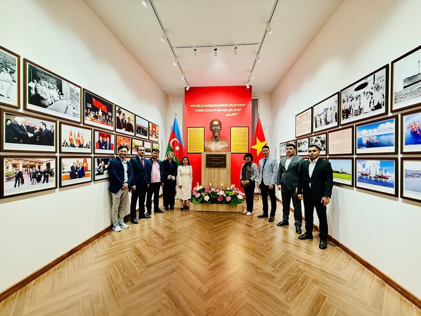 Đại diện Petrovietnam cục Ngoại giao Văn hóa và UNESCO, cùng các giáo viên Nhà trường vui mừng chụp bức ảnh kỷ niệm sau khi hoàn thiện không gian lưu niệm