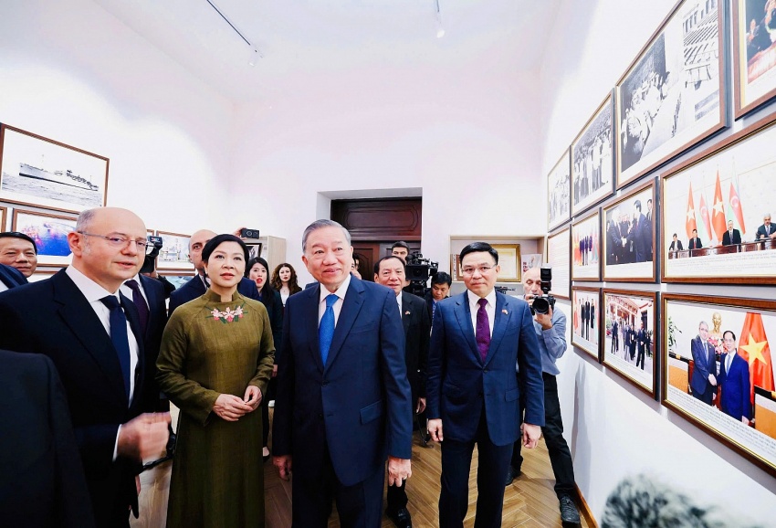 Tổng Bí thư Tô Lâm và Phu nhân cùng chủ tịch Petrovietnam Lê Mạnh Hùng và các đại biểu tham quan Phòng lưu niệm