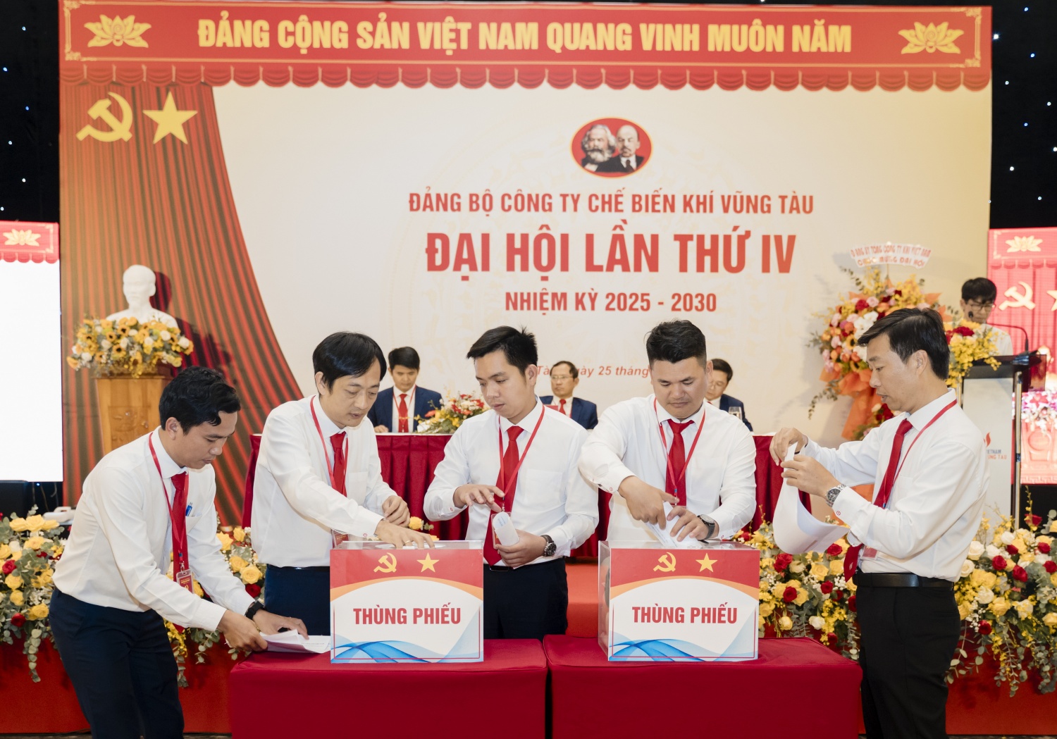 Ban kiểm phiếu thực hiện nhiệm vụ tại Đại hội