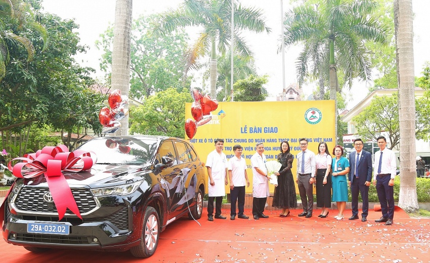 PVcomBank trao tặng xe ô tô phục vụ công tác chung cho Bệnh viện Đa khoa huyện Mỹ Đức