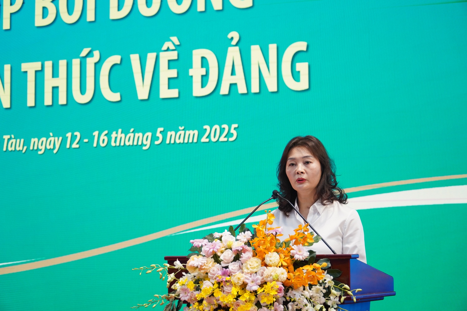 Đồng chí Đinh Thị Hồng Thúy – Phó Chánh Văn phòng Đảng ủy Tập đoàn phổ biến nội quy lớp học.