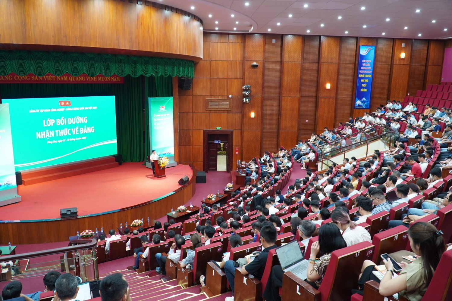 Đảng ủy Petrovietnam khai giảng Lớp bồi dưỡng nhận thức về Đảng và Lớp bồi dưỡng lý luận chính trị năm 2025 khu vực Vũng Tàu
