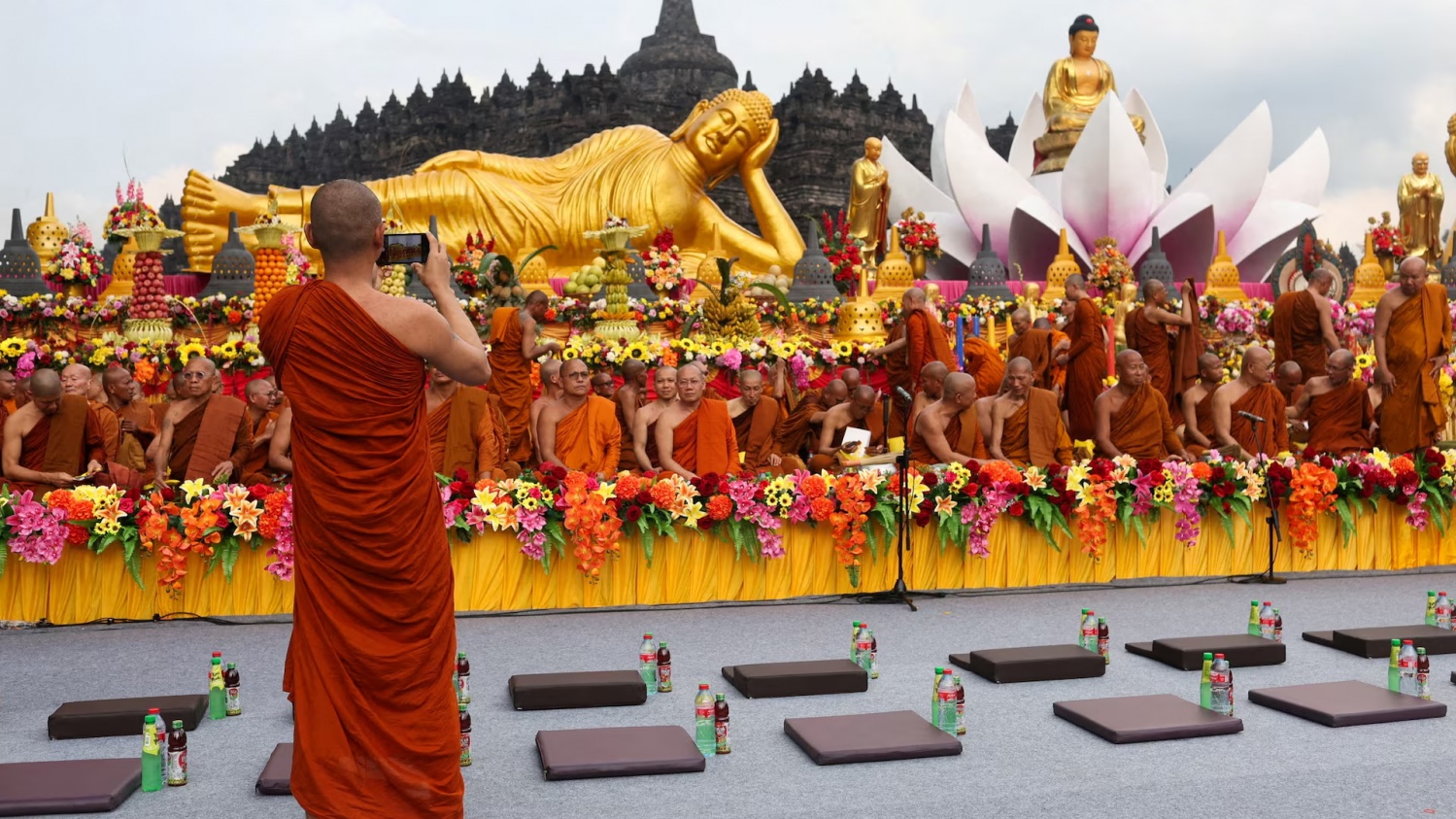 Vesak 2025: Tinh thần hòa bình và lòng từ bi lan tỏa toàn cầu