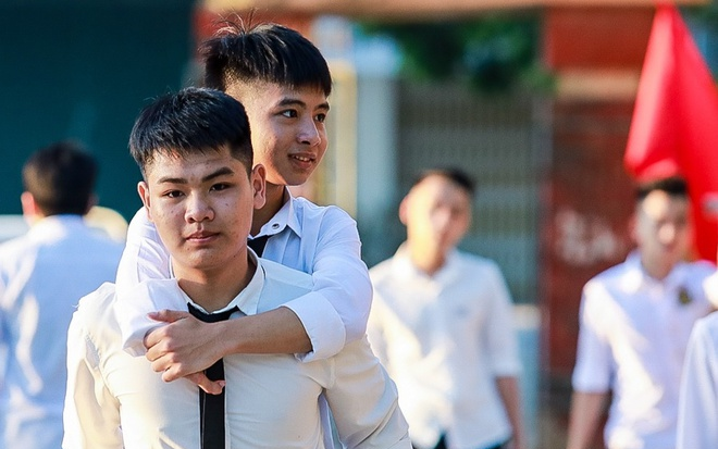 10 năm cõng bạn đến trường: Hành trình tình bạn gieo mầm nghị lực