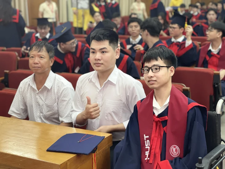 10 năm cõng bạn đến trường: Hành trình tình bạn gieo mầm nghị lực