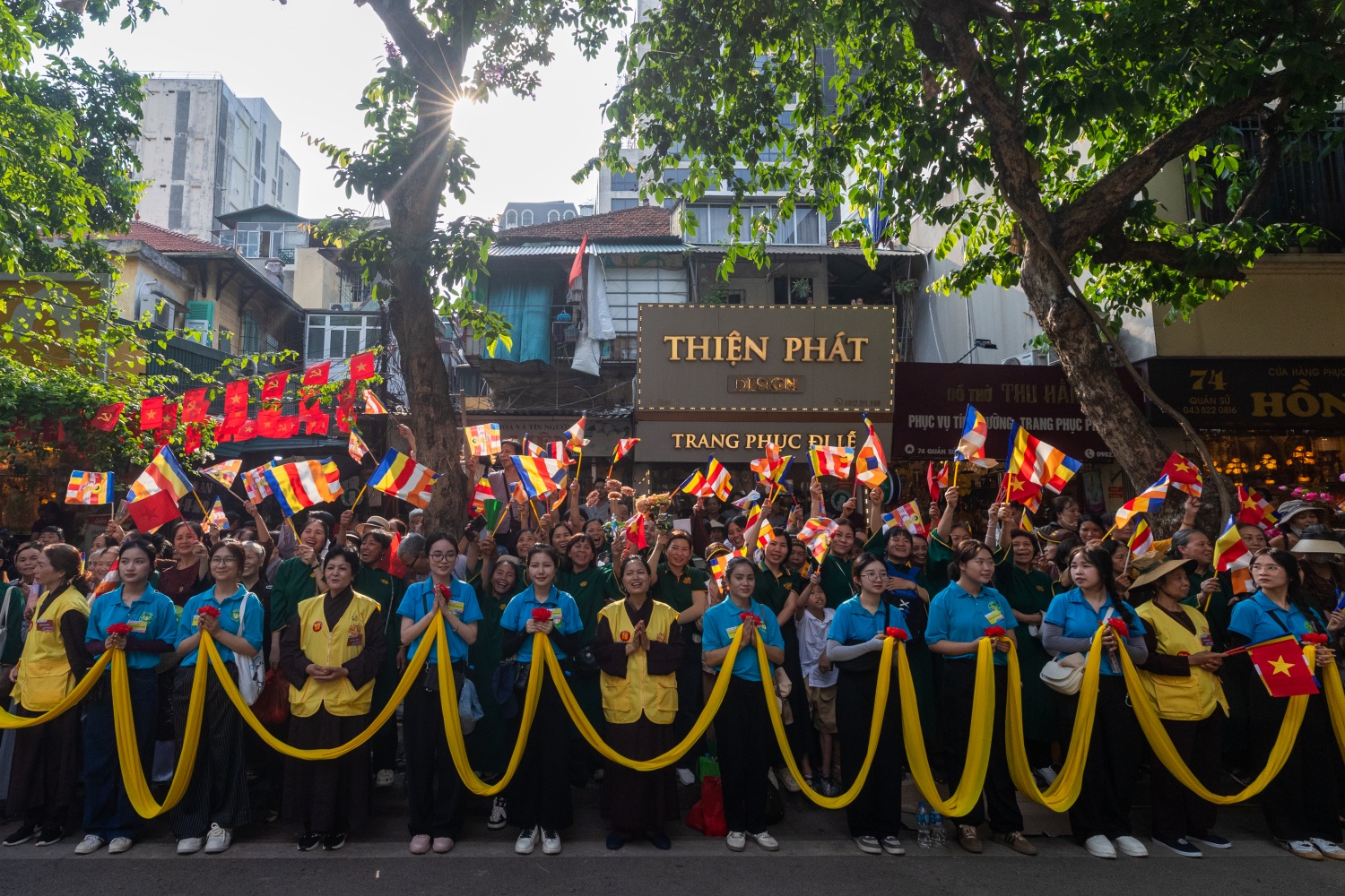 Biển người nghênh đón xá lợi Đức Phật về chùa Quán Sứ Biển người nghênh đón xá lợi Đức Phật về chùa Quán Sứ