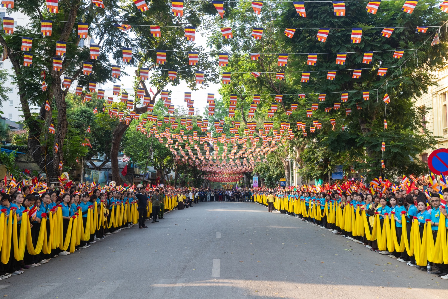 Biển người nghênh đón xá lợi Đức Phật về chùa Quán Sứ Biển người nghênh đón xá lợi Đức Phật về chùa Quán Sứ