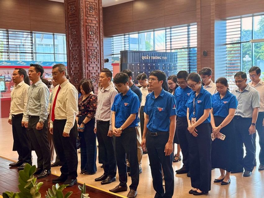 PQPOC dâng hương tưởng niệm Chủ tịch Tôn Đức Thắng
