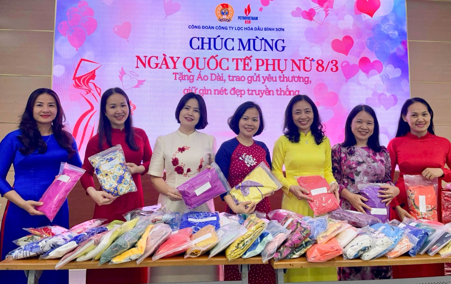 Chị Trần Thị Lụa (áo dài vàng) trong chương trình Quyên góp áo dài tặng phụ nữ vùng cao nhân dịp 8/3 của Ban Tuyên giáo - Nữ công BSR.
