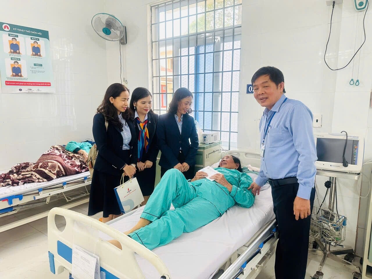 Chị Trần Thị Lụa (thứ 3 từ trái sang) thăm các bệnh nhân có hoàn cảnh khó khăn tại Trung tâm Y tế huyện Bình Sơn (tỉnh Quảng Ngãi)