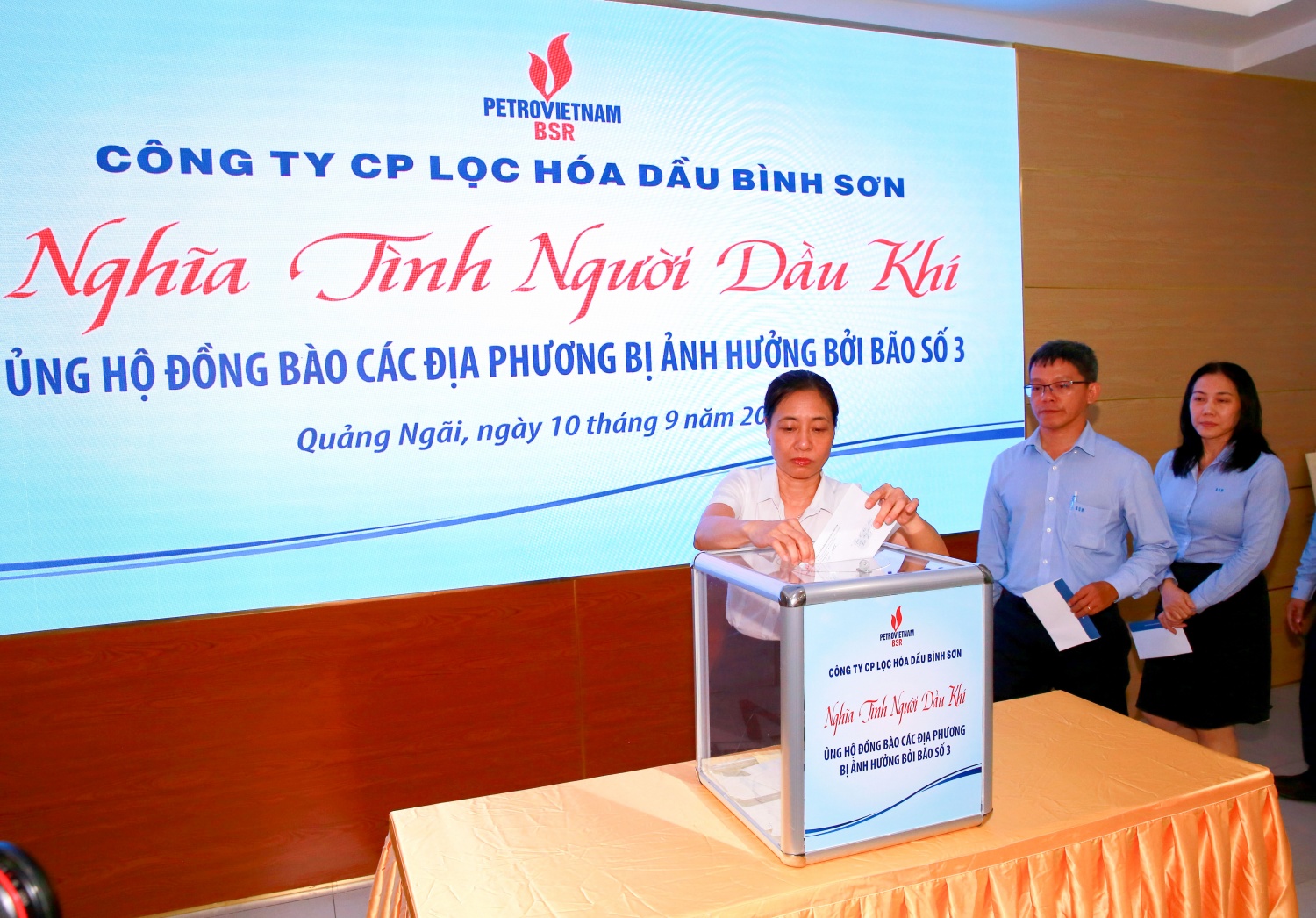 Chị Trần Thị Lụa cùng Công đoàn BSR ủng hộ cho đồng bào ảnh hưởng bão lụt.