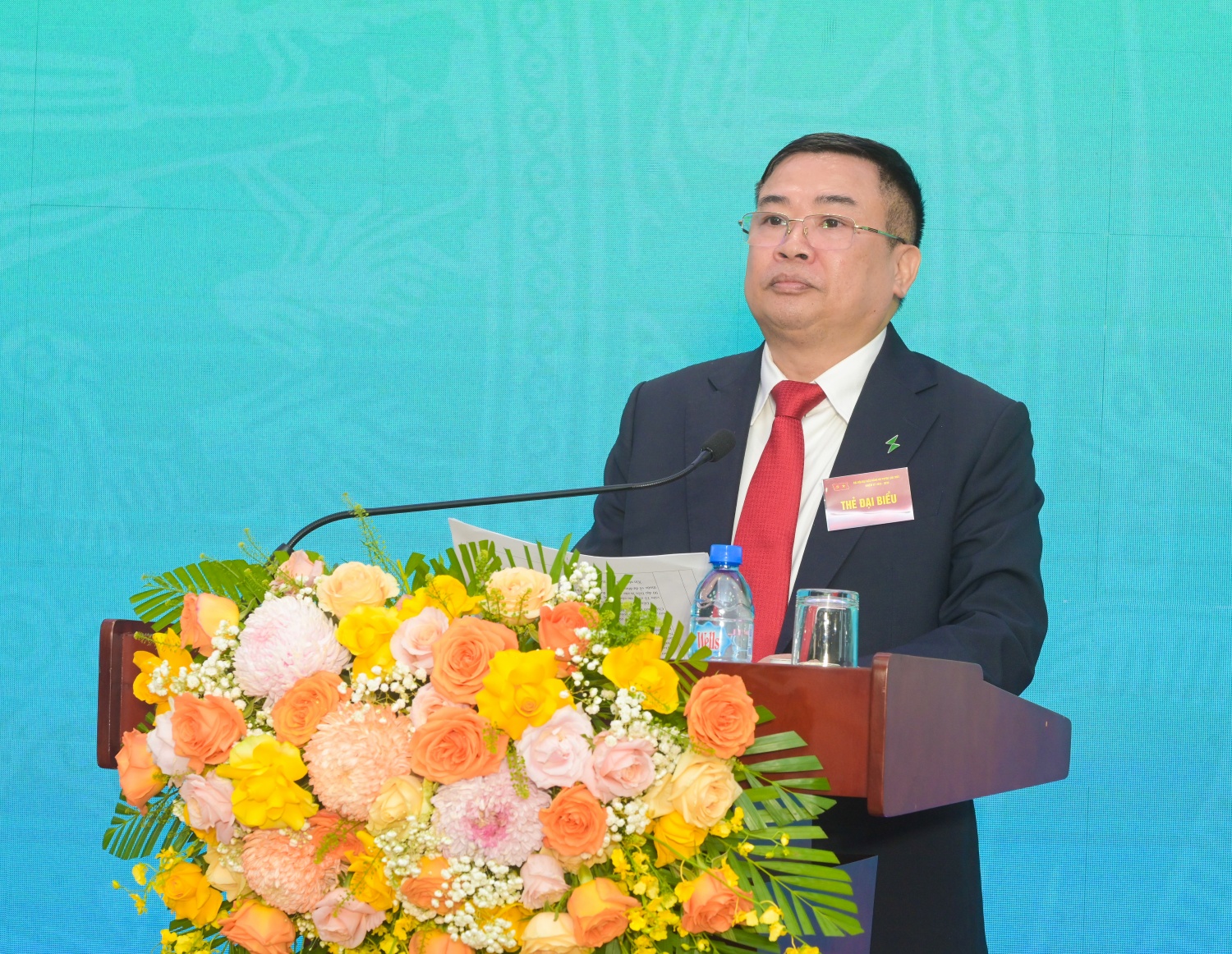 Đồng chí Nguyễn Huy Vượng, Phó Bí thư Đảng ủy. Phó Giám đốc Chi nhánh trình bày báo cáo kiểm điểm Ban Chấp hành nhiệm kỳ 2023-2025