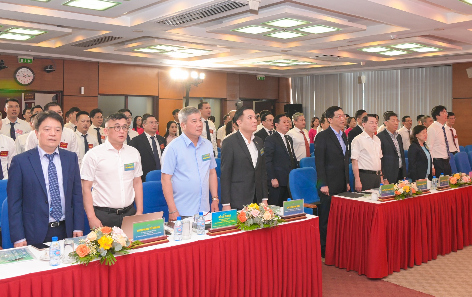 Các đại biểu thực hiện nghi thức chào cờ