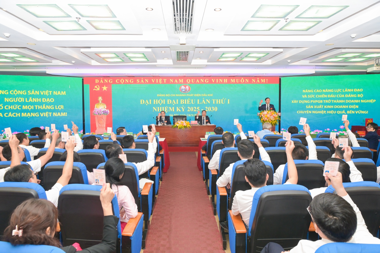 Các đại biểu biểu quyết tại Đại hội