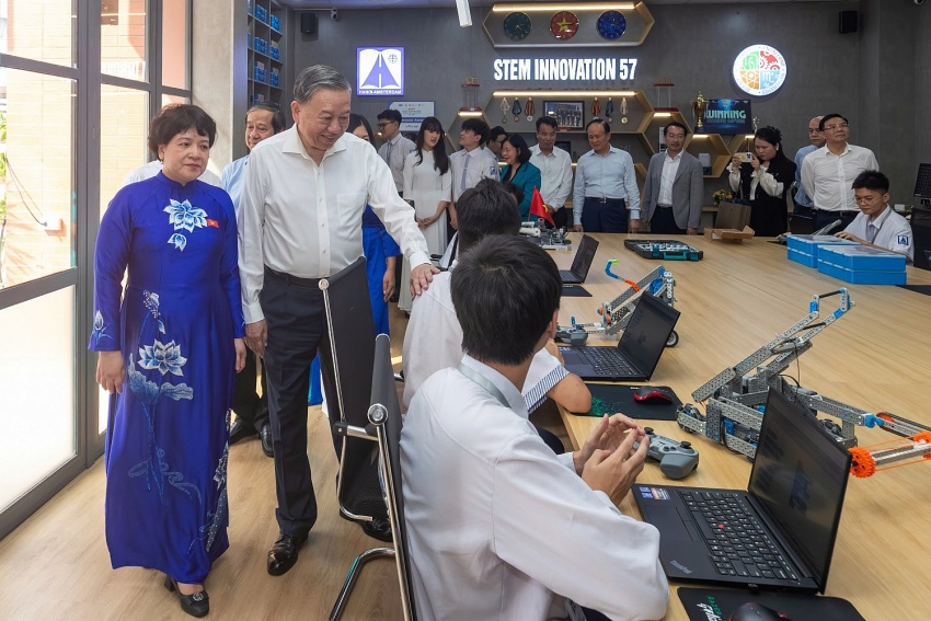 Tổng Bí thư Tô Lâm thăm quan và trò chuyện cùng các em học sinh tại lớp học STEM