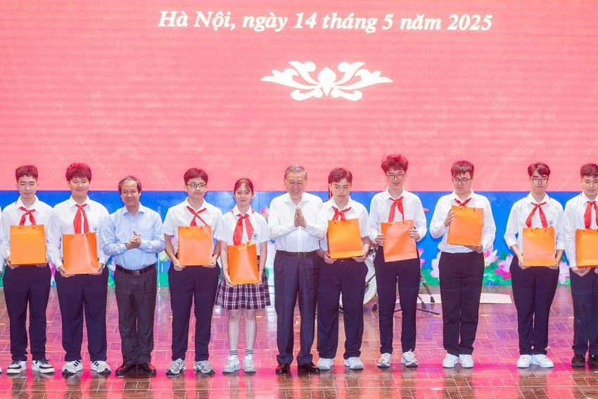 Tại buổi lễ, Tổng Bí thư Tô Lâm đã trân trọng trao 2 phòng học Stem tặng thầy và trò hai trường và 200 suất học bổng dành cho những học sinh xuất sắc của hai trường THPT chuyên Hà Nội - Amsterdam và Trung học cơ sở Cầu Giấy.