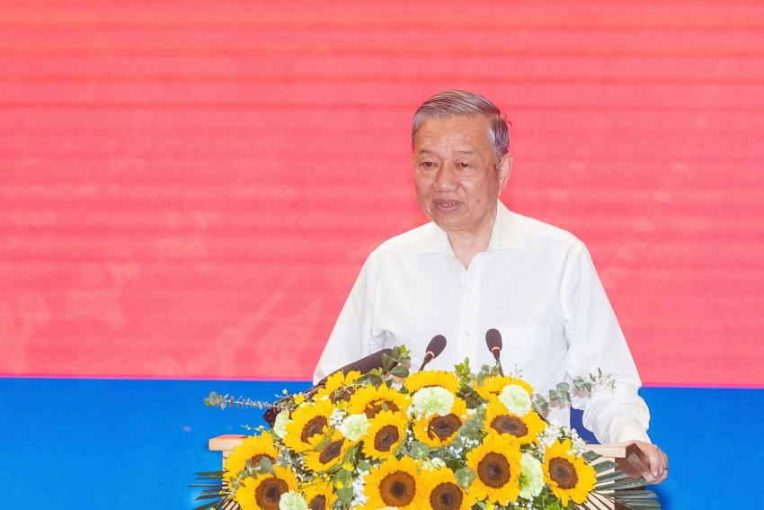 Nói chuyện thân mật với thầy và trò hai trường, Tổng Bí thư Tô Lâm biểu dương những kết quả nổi bật của ngành giáo dục Thủ đô nói chung và hai trường THPT chuyên Hà Nôi - Amrtedam, THCS Cầu Giấy nói riêng và nhấn mạnh qua chuyến thăm và làm việc lần này để có thêm kinh nghiệm thực tiễn bổ sung cho dự thảo nghị quyết của Bộ Chính trị về đổi mới giáo dục trong thời kỳ mới.