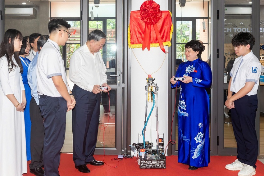 Tổng Bí thư Tô Lâm thực hiện nghi thức khánh thành lớp học STEM tại trường THPT chuyên Hà Nội - Amsterdam với việc ứng dụng robot được thực hiện bởi chính các em học sinh