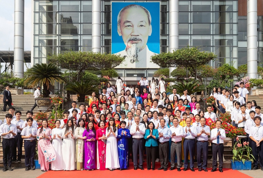 Thông qua món quà ý nghĩa ngày hôm nay, Tổng Bí thư cũng bày tỏ mong muốn, các em học sinh của hai trường cùng học sinh của cả nước sẽ phát huy tinh thần tự học, chủ động nghiên cứu, vận dụng kiến thức vào thực tiễn cuộc sống; trở thành những công dân có trí tuệ, bản lĩnh, trách nhiệm - đóng góp vào việc hoàn thành sự nghiệp đổi mới giáo dục đào tạo