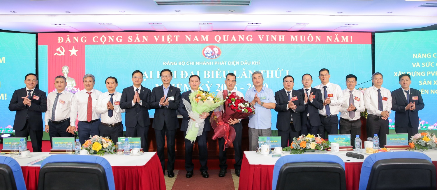 Đại hội tri ân những đóng góp tích cực của các đại biểu Ban Chấp hành Đảng bộ nhiệm kỳ 2023-2025 và không tái cửu nhiệm kỳ 2025-2030