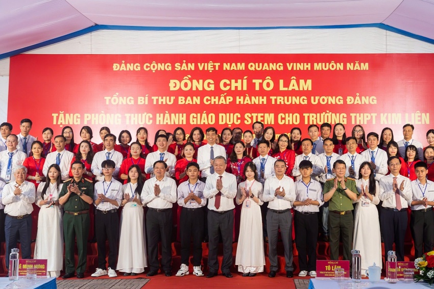 Tổng Bí thư mong muốn, tỉnh Nghệ An tiếp tục quan tâm đầu tư hơn nữa đối với lĩnh vực giáo dục. Với đội ngũ thầy cô giáo, các em học sinh cần tiếp nối truyền thống đất học của quê hương xứ Nghệ, tiếp tục gặt hái được nhiều thành tích cao hơn nữa. 