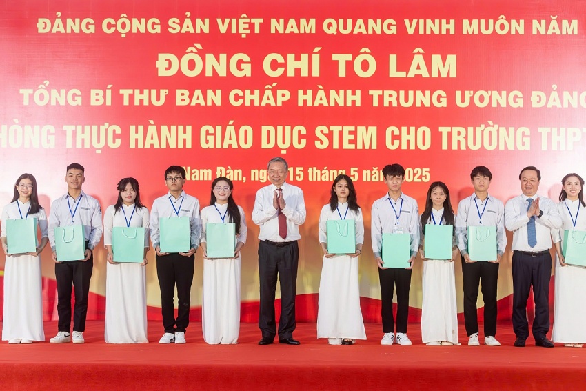 Tổng Bí thư Tô Lâm trao tặng phòng học STEM cho Trường THPT Kim Liên, Nghệ An