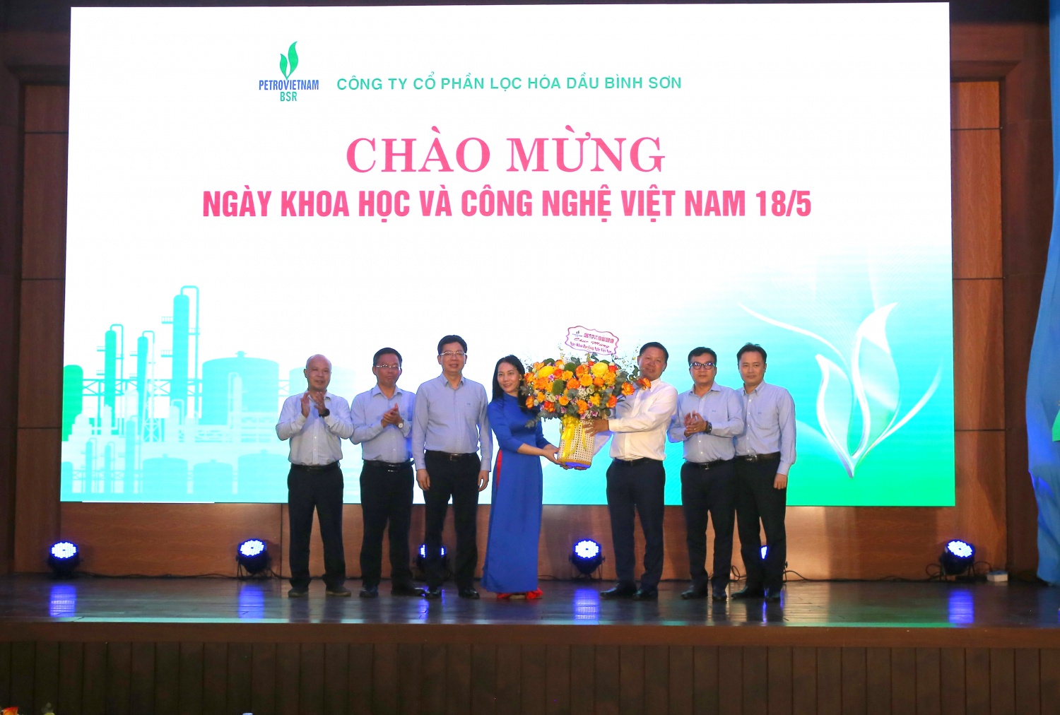 Ban lãnh đạo BSR tặng hoa chúc mừng Hội đồng nghiên cứu khoa học BSR nhân ngày Khoa học công nghệ Việt Nam 18/5.