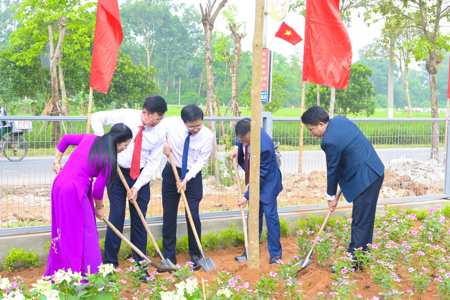  Lãnh đạo Petrovietnam, Vietsovpetro trồng cây xanh trong khuôn viên thư viện