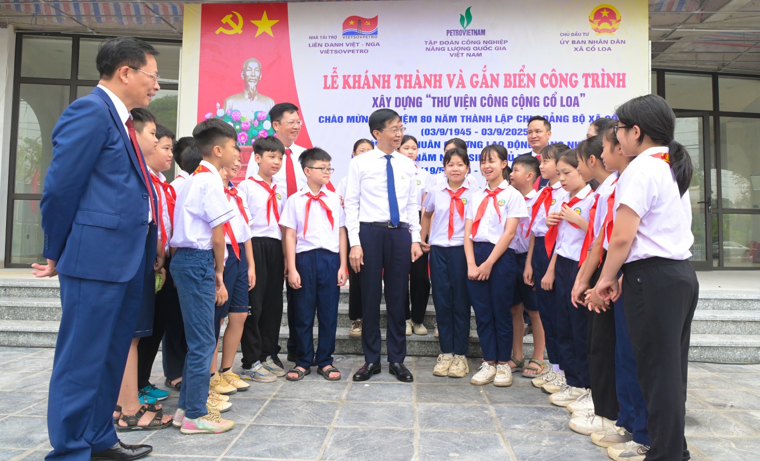 Đồng chí Trần Quang Dũng - Phó Bí thư thường trực Đảng ủy Tập đoàn Công nghiệp – Năng lượng Quốc gia Việt Nam trò chuyện cùng lãnh đạo và các em học sinh trên địa bàn xã Cổ Loa