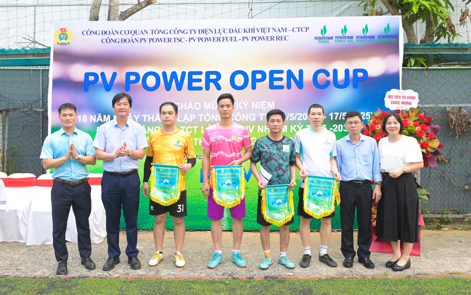 Lãnh đạo CĐ DKVN, Công đoàn PV Power trao cờ lưu niệm cho đại diện 4 đội bóng