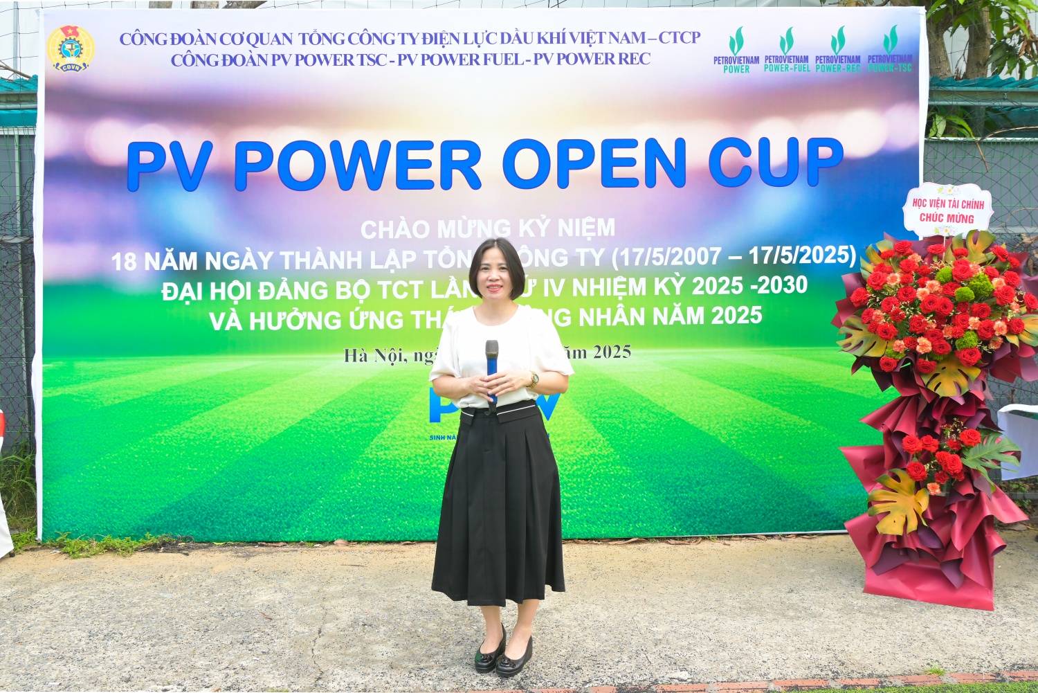 Bà Võ Thị Hà – Chủ tịch Công đoàn Cơ quan TCT Điện lực Dầu khí Việt Nam phát biểu khai mạc giải đấu