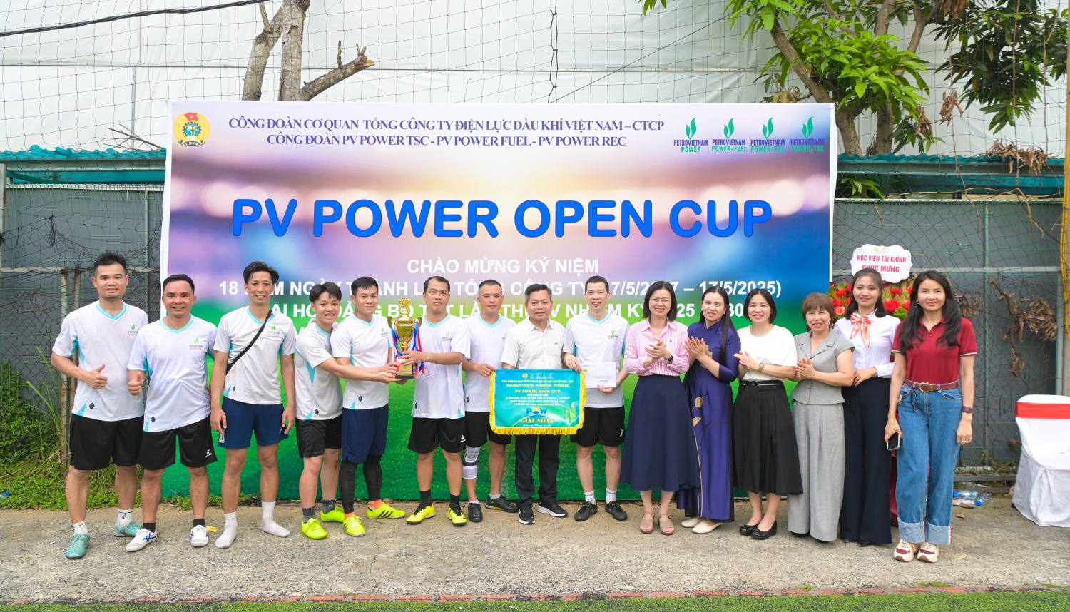 Bà Ngô Hồng Vân – Chủ tịch Công đoàn PV Power trao biểu trưng và cúp cho đội vô địch
