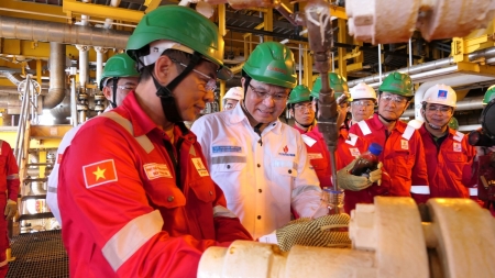 Đẩy nhanh tiến trình hoàn thiện thủ tục để ký kết hợp đồng dầu khí mới cho Lô 15-1