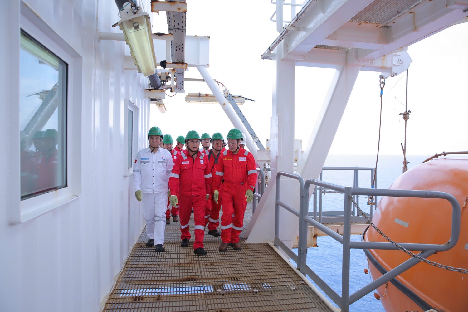 Đẩy nhanh tiến trình hoàn thiện thủ tục để ký kết hợp đồng dầu khí mới cho Lô 15-1