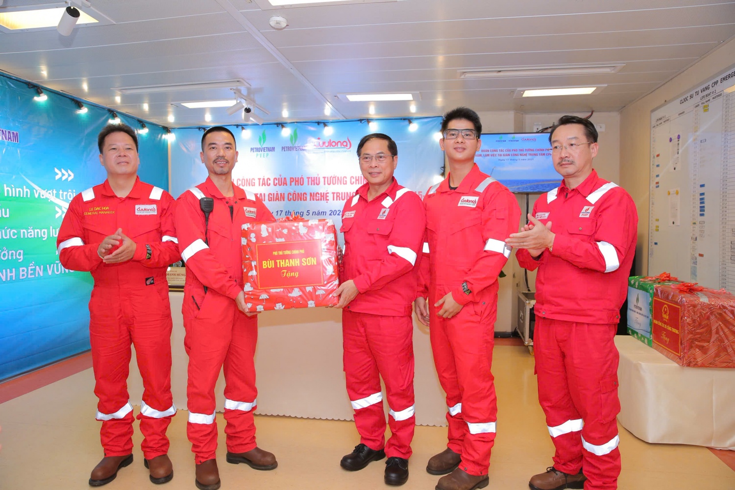 Đẩy nhanh tiến trình hoàn thiện thủ tục để ký kết hợp đồng dầu khí mới cho Lô 15-1