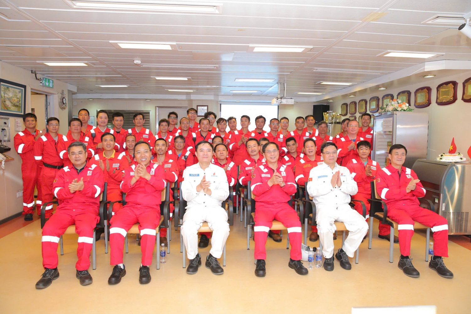 Đẩy nhanh tiến trình hoàn thiện thủ tục để ký kết hợp đồng dầu khí mới cho Lô 15-1