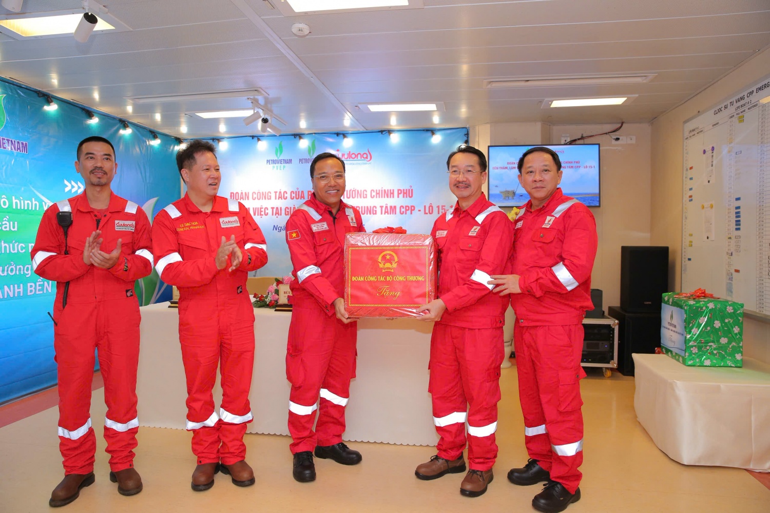 Đẩy nhanh tiến trình hoàn thiện thủ tục để ký kết hợp đồng dầu khí mới cho Lô 15-1