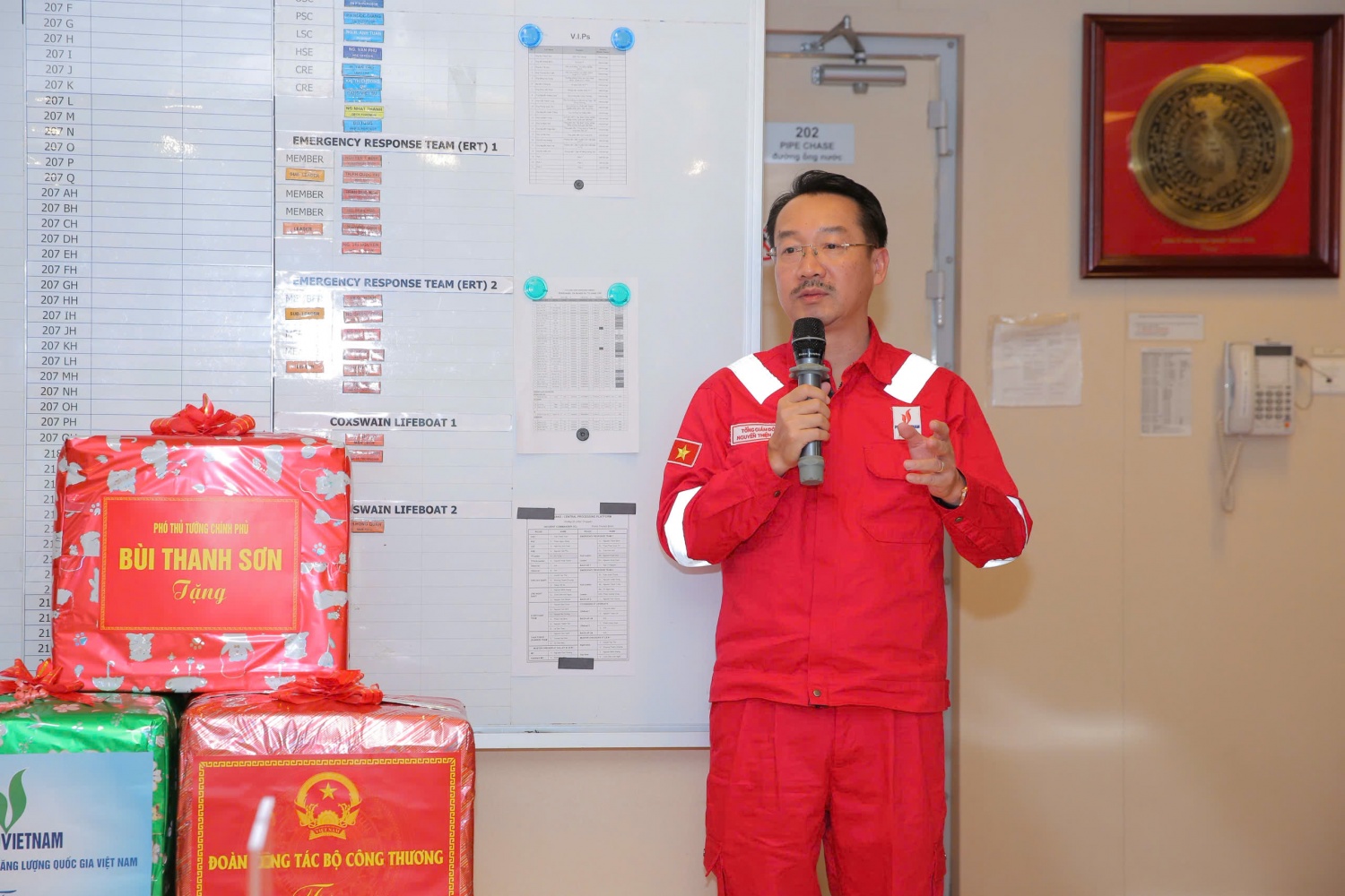 Đẩy nhanh tiến trình hoàn thiện thủ tục để ký kết hợp đồng dầu khí mới cho Lô 15-1