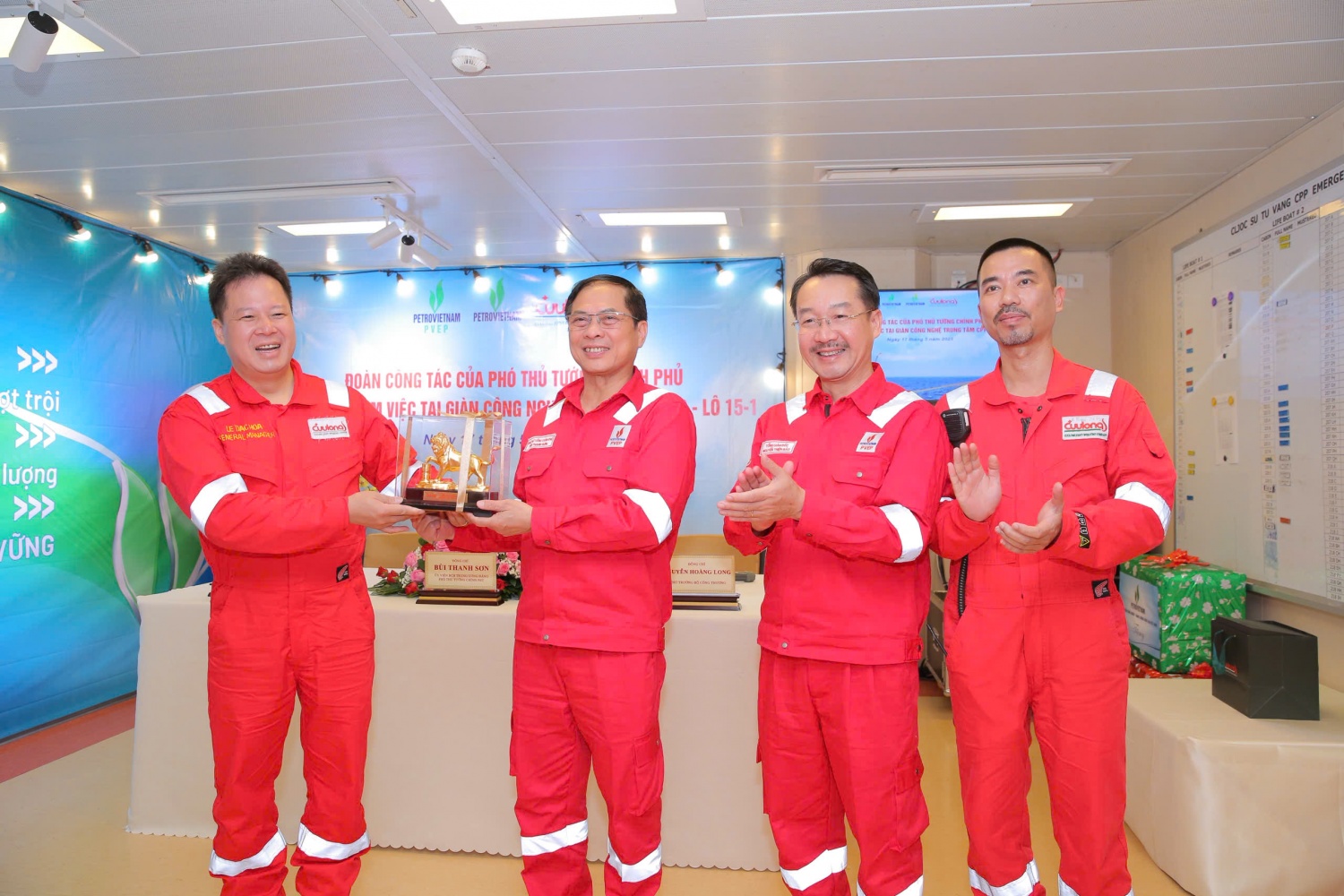 Đẩy nhanh tiến trình hoàn thiện thủ tục để ký kết hợp đồng dầu khí mới cho Lô 15-1
