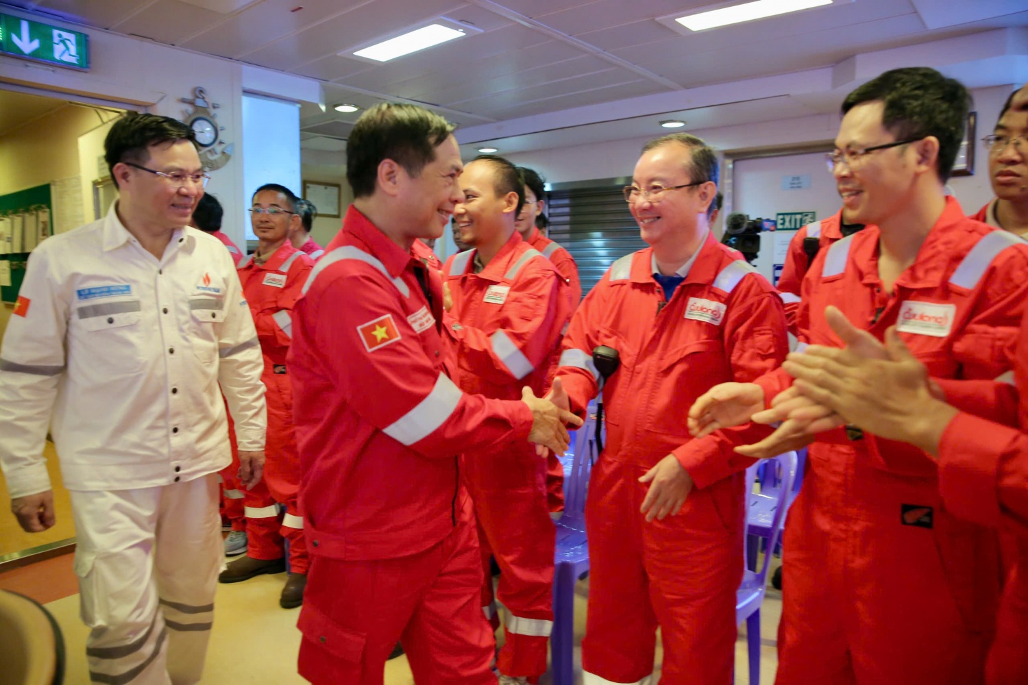 Đẩy nhanh tiến trình hoàn thiện thủ tục để ký kết hợp đồng dầu khí mới cho Lô 15-1