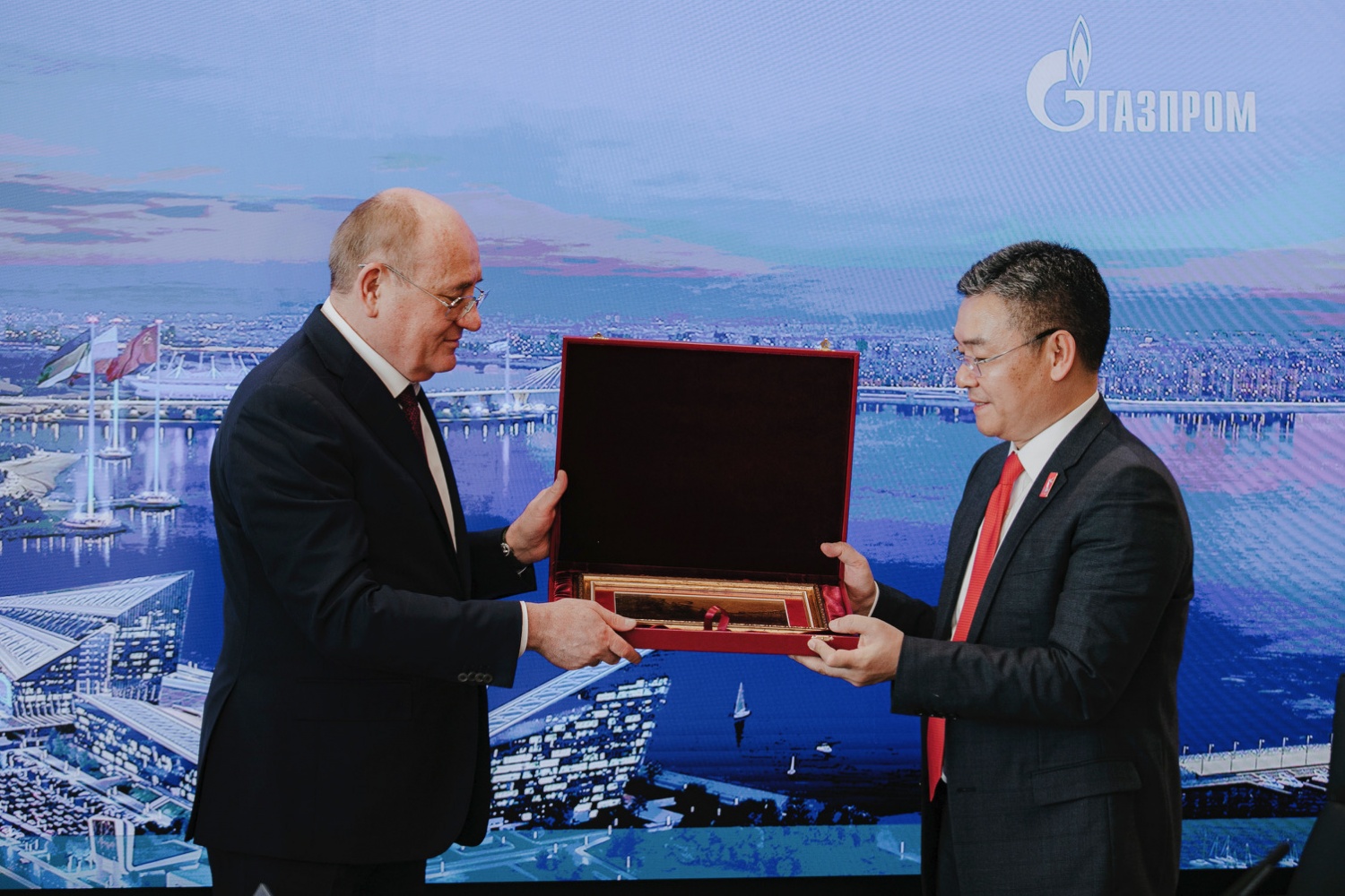 Phó Tổng Giám đốc Petrovietnam và Phó Chủ tịch Điều hành Gazprom trao quà kỷ niệm