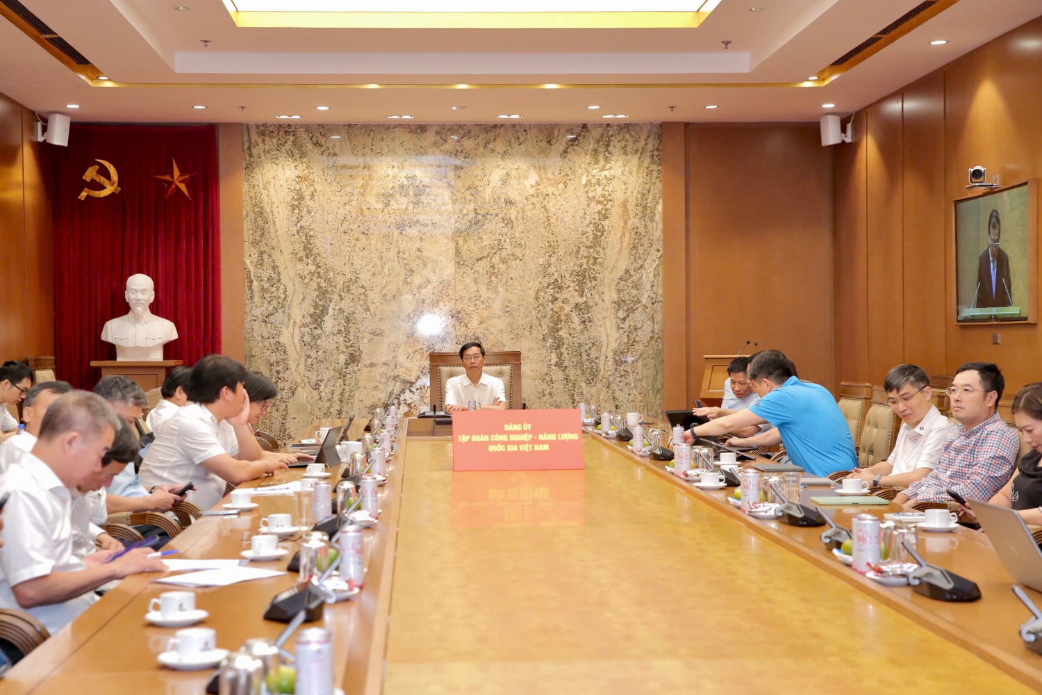Đồng chí Trần Quang Dũng, Phó Bí thư Đảng ủy Petrovietnam tham dự tại điểm cầu Tập đoàn cùng các đồng chí trong Ban Thường vụ Đảng ủy, Ban Chấp hành Đảng bộ, lãnh đạo các Ban tham mưu giúp việc của Đảng ủy Tập đoàn, lãnh đạo các ban chuyên môn/Văn phòng T