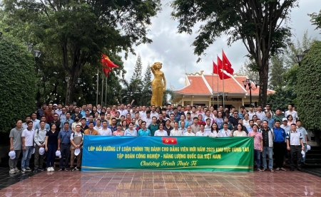 Hành trình về nguồn tại Nhà tưởng niệm và Tượng đài nữ Anh hùng Liệt sĩ Võ Thị Sáu