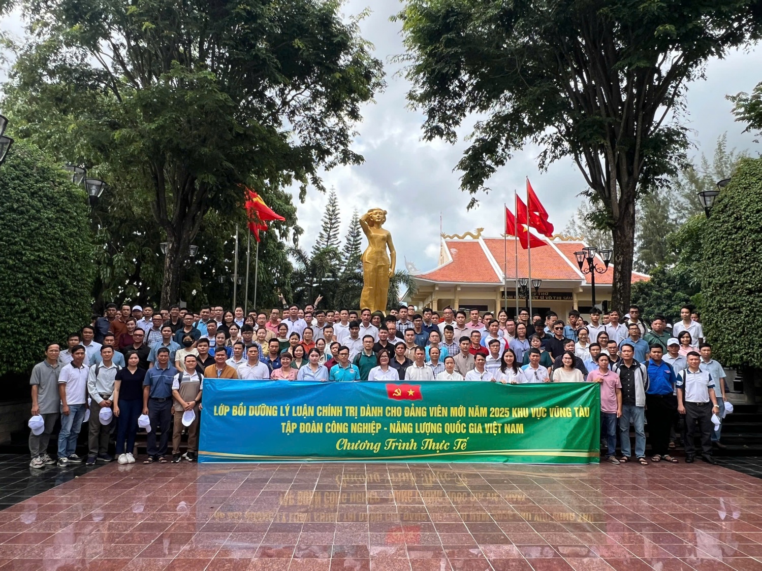Hành trình về nguồn tại Nhà tưởng niệm và Tượng đài nữ Anh hùng Liệt sĩ Võ Thị Sáu