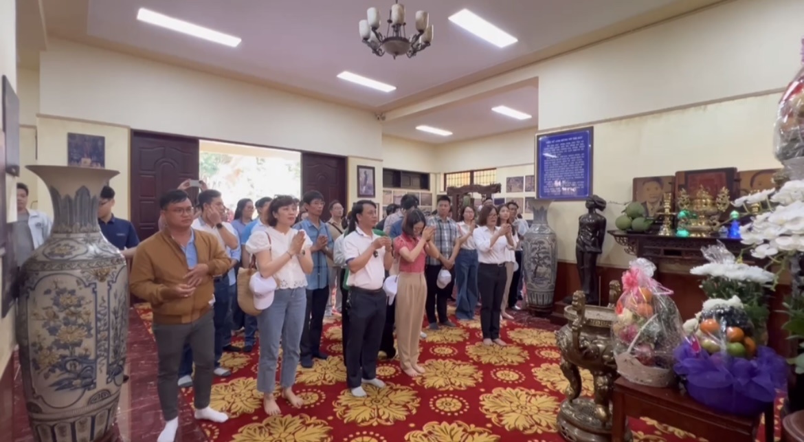 Hành trình về nguồn tại Nhà tưởng niệm và Tượng đài Nữ Anh hùng Liệt sĩ Võ Thị Sáu