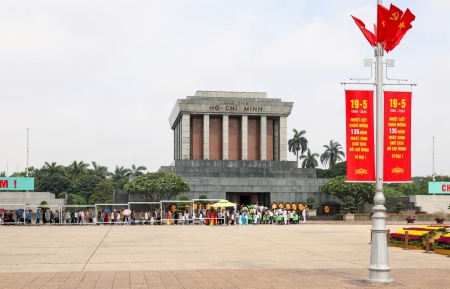 Viếng Lăng Bác nhân kỷ niệm 135 Ngày sinh của Người: Xúc động và tự hào