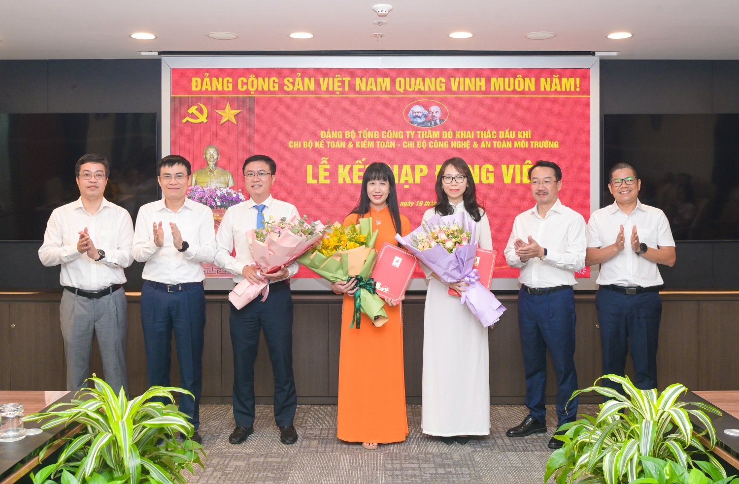 Đảng ủy PVEP kết nạp đảng viên mới: Phát huy tinh thần tiên phong, gương mẫu, sẵn sàng cống hiến