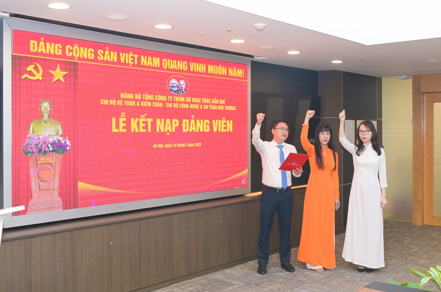 Đảng ủy PVEP kết nạp đảng viên mới: Phát huy tinh thần tiên phong, gương mẫu, sẵn sàng cống hiến