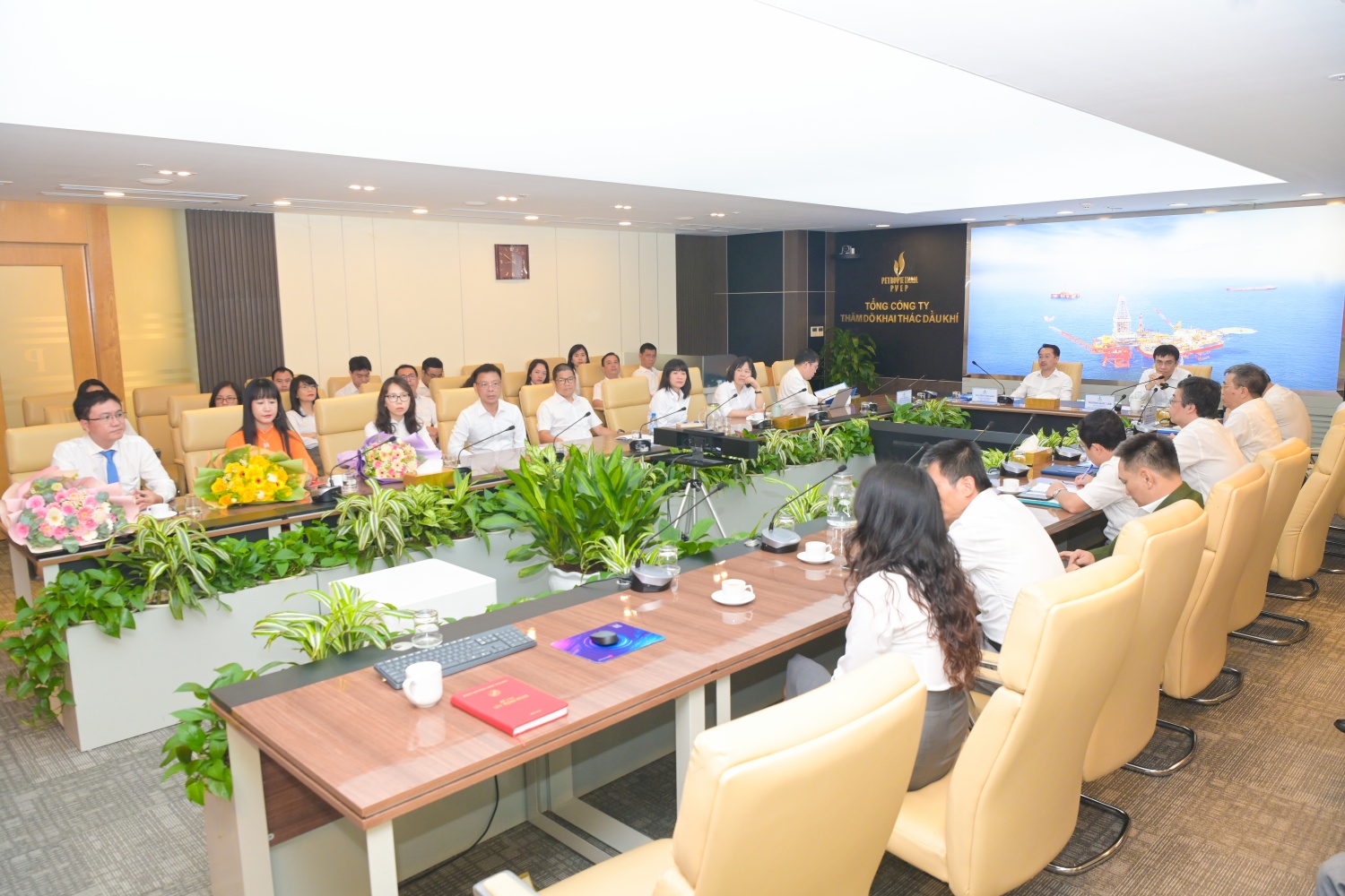 Đảng ủy PVEP kết nạp đảng viên mới: Phát huy tinh thần tiên phong, gương mẫu, sẵn sàng cống hiến